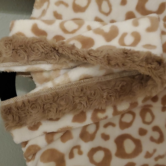 Totally Pink Warm and Cozy Hooded Women' s Lion  Onesies - Picture 7 of 8